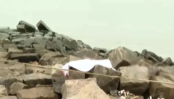 കോഴിക്കോട് ബീച്ചില് കടല്ഭിത്തിയിലെ കല്ലിനിടയില് തല കുടുങ്ങിയ നിലയില് മൃതദേഹം; മരിച്ചത് കോഴിക്കോട് മുഖദാര് സ്വദേശി; അന്വേഷണം തുടങ്ങി കോഴിക്കോട് ബീച്ചില് കടല്ഭിത്തിയിലെ കല്ലിനിടയില് തല കുടുങ്ങിയ നിലയില് മൃതദേഹം; മരിച്ചത് കോഴിക്കോട് മുഖദാര് സ്വദേശി; അന്വേഷണം തുടങ്ങി