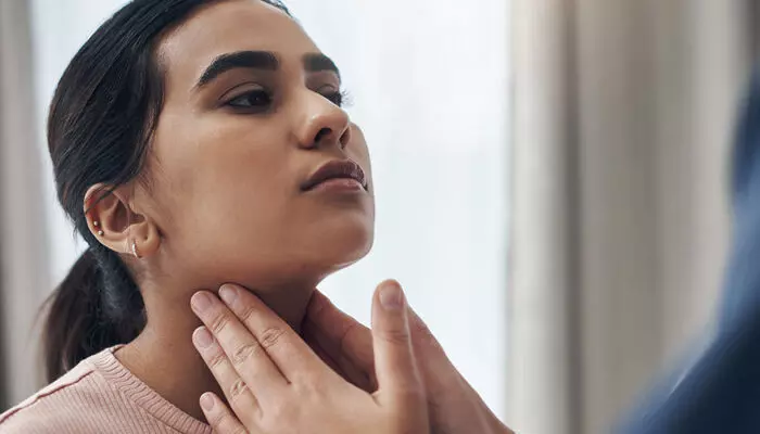 എപ്പോഴും ഒരു മരവിപ്പ് ഫീൽ; ഇടയ്ക്കിടെയുള്ള തൊണ്ടവേദന; കഴിക്കുമ്പോൾ ചവയ്ക്കാൻ ബുദ്ധിമുട്ട്..; ശരീരം കാണിക്കുന്ന ഈ ലക്ഷണങ്ങൾ സൂക്ഷിക്കണം; നാവിലെ ക്യാൻസർ എങ്ങനെ തിരിച്ചറിയാം