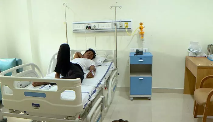 സീനിയര്‍ വിദ്യാര്‍ത്ഥിയുടെ ക്രൂരമര്‍ദ്ദനം; ജൂനിയര്‍ വിദ്യാര്‍ത്ഥിക്ക് ഗുരുതര പരിക്ക്; കണ്ണിന് താഴെയുള്ള എല്ലിന് പൊട്ടല്‍; നാല് വിദ്യാര്‍ത്ഥികള്‍ക്ക് സസ്‌പെന്‍ഷന്‍