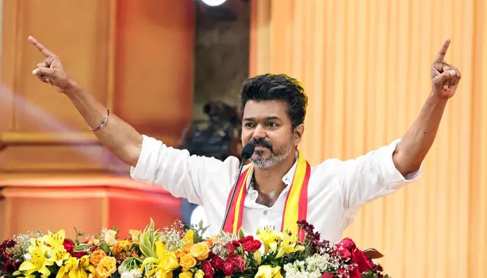 റോഡ് ഷോയ്ക്ക് അനുമതി നിഷേധിച്ചു; പുതുച്ചേരിയിൽ പൊതുയോഗം സംഘടിപ്പിക്കാൻ അനുമതി തേടി വിജയ്‌യുടെ തമിഴക വെട്രി കഴകം; സീനിയർ പൊലീസ് സൂപ്രണ്ടുമായി കൂടിക്കാഴ്ച നടത്തി ടിവികെ പ്രതിനിധി