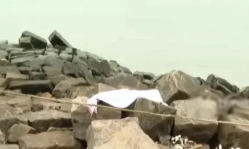 കോഴിക്കോട് ബീച്ചില് കടല്ഭിത്തിയിലെ കല്ലിനിടയില് തല കുടുങ്ങിയ നിലയില് മൃതദേഹം; മരിച്ചത് കോഴിക്കോട് മുഖദാര് സ്വദേശി; അന്വേഷണം തുടങ്ങി കോഴിക്കോട് ബീച്ചില് കടല്ഭിത്തിയിലെ കല്ലിനിടയില് തല കുടുങ്ങിയ നിലയില് മൃതദേഹം; മരിച്ചത് കോഴിക്കോട് മുഖദാര് സ്വദേശി; അന്വേഷണം തുടങ്ങി