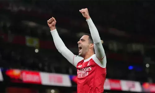 ഗോൾ വല കുലുക്കി മിക്കൽ മെറിനോയും, ബുകായോ സാക്കയും; എമിറേറ്റ്സിൽ പൊരുതി വീണ് ബ്രെന്റ്ഫോർഡ്; പ്രീമിയർ ലീഗിൽ തോൽവിയറിയാത്ത പത്താം മത്സരം; ആഴ്സണൽ ഒന്നാം സ്ഥാനത്ത്