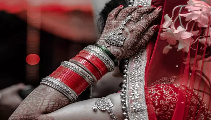 ഭര്‍ത്താവ് സ്വവര്‍ഗാനുരാഗിയാണെന്ന വിവരം മറച്ചു വെച്ചു; സ്വകാര്യ ഭാഗങ്ങളില്‍ ഉള്‍പ്പെടെ സിഗരറ്റ് കുറ്റി കൊണ്ട് പൊള്ളിച്ചു; ഭര്‍തൃവീട്ടുകാര്‍ ഭീഷണിപ്പെടുത്തി: നവവധു നേരിട്ടത് കൊടിയ പീഡനം