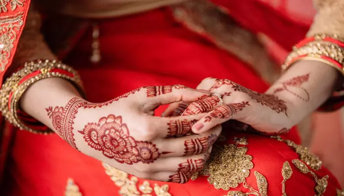 രണ്ട് ലക്ഷം രൂപയോ ബുള്ളറ്റോ വേണം; വിസമ്മതിച്ച നവവധുവിനെ വീട്ടില് നിന്നും തല്ലി പുറത്താക്കി ഭര്ത്താവും വീട്ടുകാരും രണ്ട് ലക്ഷം രൂപയോ ബുള്ളറ്റോ വേണം; വിസമ്മതിച്ച നവവധുവിനെ വീട്ടില് നിന്നും തല്ലി പുറത്താക്കി ഭര്ത്താവും വീട്ടുകാരും