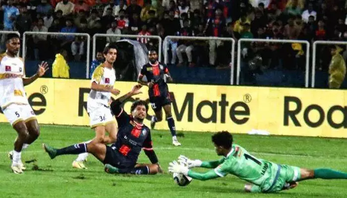 പയ്യനാട്ടെ ഗ്യാലറിയിൽ മഴയിലും ചോരാത്ത ആവേശം; രണ്ട് ഗോളിന് പിന്നിൽ നിന്നശേഷം തിരിച്ചടിച്ച് മലപ്പുറം; ഹാട്രിക്കുമായി ജോൺ കെന്നഡി; ഫോഴ്സ കൊച്ചി തകർത്തത് രണ്ടിനെതിരെ നാല് ഗോളുകൾക്ക്