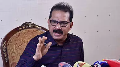 പഞ്ചായത്ത് സെക്രട്ടറി പെരുമാറ്റ ചട്ടം ലംഘിച്ചു; ട്വന്റി20 പാര്‍ട്ടി തിരഞ്ഞെടുപ്പ് കമ്മീഷന് പരാതി നല്‍കി