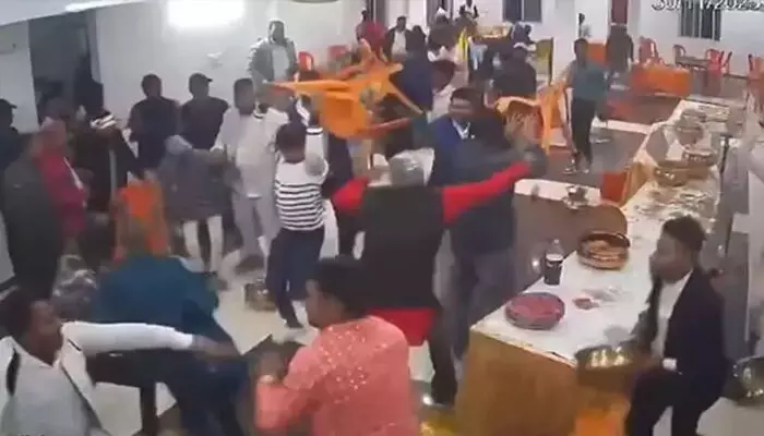 ഭക്ഷണഹാളിൽ രസഗുളയെ ചൊല്ലിയുണ്ടായ തർക്കം കലാശിച്ചത് കൂട്ടത്തല്ലിൽ; കസേരകളും പ്ലേറ്റുകളും ഉപയോഗിച്ച് പരസ്പരം ഏറ്റുമുട്ടി ബന്ധുക്കൾ; വിവാഹം മുടങ്ങി; വൈറലായി വീഡിയോ