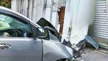 പത്തനംതിട്ട കൈപ്പട്ടൂരില്‍ ശബരിമല തീര്‍ഥാടകരുടെ കാര്‍ വിടിന്റെ മതിലില്‍ ഇടിച്ചു കയറി; അഞ്ചു പേര്‍ക്ക് പരുക്ക്: അപകടത്തില്‍പ്പെട്ടത് കൊല്ലത്തു നിന്നുള്ള തീര്‍ഥാടകര്‍