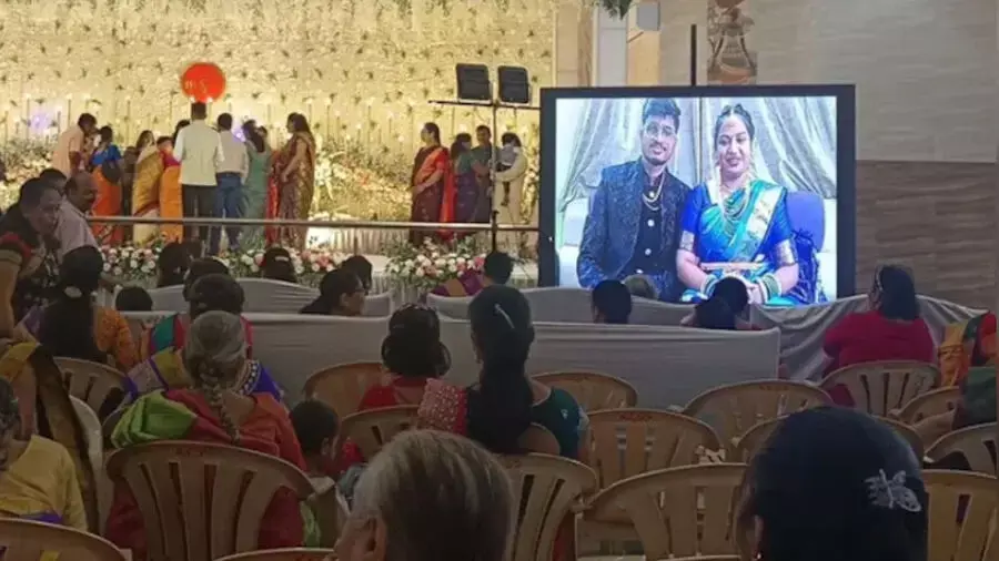 ഇന്‍ഡിഗോ വിമാനം റദ്ദാക്കിയതോടെ യാത്ര മുടങ്ങി; സ്വന്തം വിവാഹ റിസപ്ഷനില്‍ ഓണ്‍ലൈനായി പങ്കെടുത്ത് ദമ്പതികള്‍