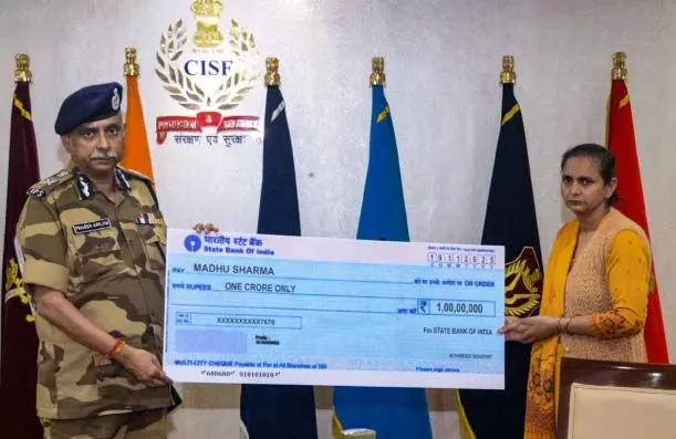 കിഷ്ത്വാര്‍ മേഘവിസ്‌ഫോടന ദുരന്തത്തില്‍ വീരമൃത്യു വരിച്ച സി.ഐ.എസ്.എഫ്. ജവാന്‍മാരുടെ കുടുംബാംഗങ്ങള്‍ക്ക് നഷ്ടപരിഹാരം കൈമാറി; ഇന്‍ഷുറന്‍സ് തുക കൈമാറിയത്  സി.ഐ.എസ്.എഫും എസ്.ബി.ഐ-യും തമ്മിലുള്ള ധാരണാപത്രപ്രകാരം