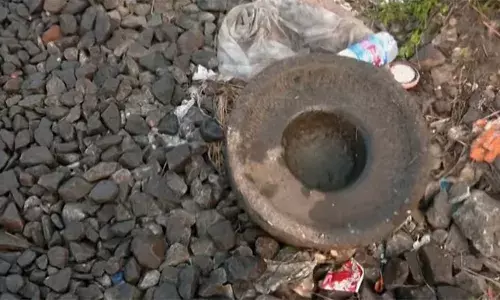 റെയിൽവേ പാളത്തിൽ ആട്ടുകല്ല്; റെയിൽവേ പൊലീസിനെ വിവരമറിയിച്ചത് ലോക്കോ പൈലറ്റ്; അട്ടിമറി ശ്രമമെന്ന് സംശയം