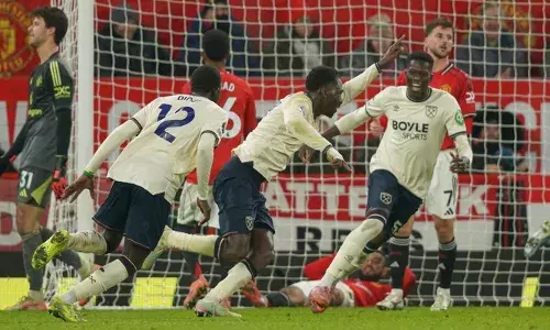 ഓൾഡ് ട്രാഫോർഡിൽ വീണ്ടും അടിതെറ്റി മാഞ്ചസ്റ്റർ യുണൈറ്റഡ്; പ്രീമിയർ ലീഗിൽ റെഡ് ഡെവിൾസിനെ സമനിലയിൽ തളച്ച് വെസ്റ്റ് ഹാം യുണൈറ്റഡ്; രക്ഷകനായത് സൗങ്ഗൗട്ടു മഗാസ