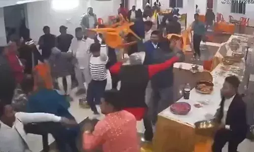 ഭക്ഷണഹാളിൽ രസഗുളയെ ചൊല്ലിയുണ്ടായ തർക്കം കലാശിച്ചത് കൂട്ടത്തല്ലിൽ; കസേരകളും പ്ലേറ്റുകളും ഉപയോഗിച്ച് പരസ്പരം ഏറ്റുമുട്ടി ബന്ധുക്കൾ; വിവാഹം മുടങ്ങി; വൈറലായി വീഡിയോ