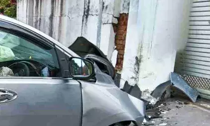 പത്തനംതിട്ട കൈപ്പട്ടൂരില്‍ ശബരിമല തീര്‍ഥാടകരുടെ കാര്‍ വിടിന്റെ മതിലില്‍ ഇടിച്ചു കയറി; അഞ്ചു പേര്‍ക്ക് പരുക്ക്: അപകടത്തില്‍പ്പെട്ടത് കൊല്ലത്തു നിന്നുള്ള തീര്‍ഥാടകര്‍