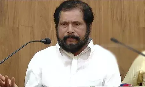 സ്ഥാനാര്‍ഥികളില്‍ ഭൂരിഭാഗവും രാഹുല്‍ മാങ്കൂട്ടത്തില്‍ നിശ്ചയിച്ചവര്‍; ഒരാള്‍ ഇന്നലെ മയങ്ങി വീണു; മുകേഷിനെതിരെ കേസുണ്ടായപ്പോള്‍ അദ്ദേഹം ജാമ്യമെടുത്തിരുന്നു, രാഹുല്‍ ഒളിവില്‍ പോയി; പരിഹാസവുമായി രാജു എബ്രഹാം