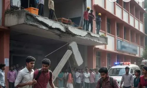 വൈകിട്ടോടെ കോളേജ് കെട്ടിടത്തിൽ നിന്ന് ഉഗ്രശബ്ദം; ഒന്നാം നിലയുടെ സണ്‍ഷേഡിന്‍റെ ഒരു ഭാഗം ഇടിഞ്ഞ് വീണ് അപകടം; വിദ്യാർത്ഥികൾക്ക് പരിക്ക്; ഒഴിവായത് വൻ ദുരന്തം