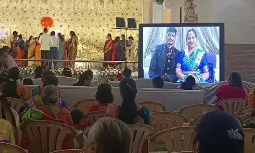 ഇന്‍ഡിഗോ വിമാനം റദ്ദാക്കിയതോടെ യാത്ര മുടങ്ങി; സ്വന്തം വിവാഹ റിസപ്ഷനില്‍ ഓണ്‍ലൈനായി പങ്കെടുത്ത് ദമ്പതികള്‍