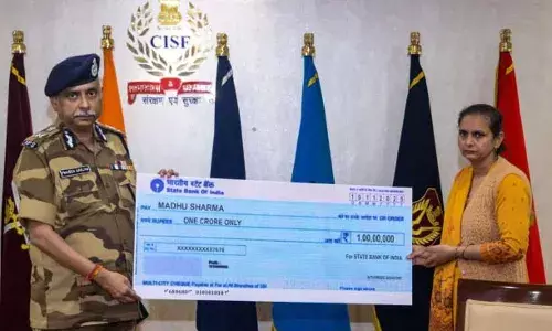 കിഷ്ത്വാര്‍ മേഘവിസ്‌ഫോടന ദുരന്തത്തില്‍ വീരമൃത്യു വരിച്ച സി.ഐ.എസ്.എഫ്. ജവാന്‍മാരുടെ കുടുംബാംഗങ്ങള്‍ക്ക് നഷ്ടപരിഹാരം കൈമാറി; ഇന്‍ഷുറന്‍സ് തുക കൈമാറിയത്  സി.ഐ.എസ്.എഫും എസ്.ബി.ഐ-യും തമ്മിലുള്ള ധാരണാപത്രപ്രകാരം