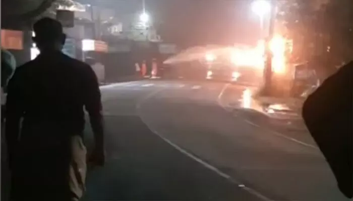 കോട്ടയത്ത് പാചക വാതക സിലിണ്ടറുകള്‍ നിറച്ചെത്തിയ ലോറിയിൽ കയറി യുവാവിന്റെ അതിക്രമം; ഒഴിവായത് വൻ ദുരന്തം