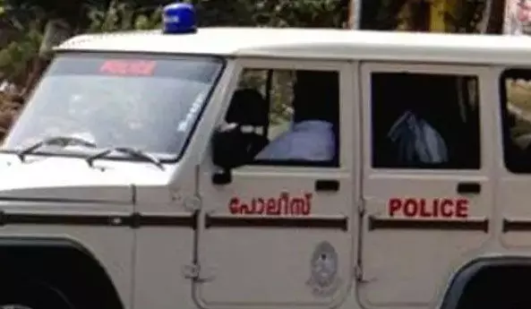 ഭക്ഷണത്തിന് രുചി പോര; പിതാവിനെയും സഹോദരനെയും കുത്തിപ്പരിക്കേല്പ്പിച്ച യുവാവ് റിമാന്ഡില് ഭക്ഷണത്തിന് രുചി പോര; പിതാവിനെയും സഹോദരനെയും കുത്തിപ്പരിക്കേല്പ്പിച്ച യുവാവ് റിമാന്ഡില്