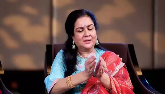 കണ്ണ് തുറക്കണം സ്വാമി എന്ന പാട്ടും പാടി ചെക്കന്മാരൊക്കെ പിന്നാലെ കൂടി; സ്‌കൂളിൽ നിന്നും പറഞ്ഞുവിട്ടു; ആ കാര്യം മനസ്സിലാക്കിയത് നൂറോളം സിനിമകൾ അഭിനയിച്ചപ്പോൾ; തുറന്ന് പറഞ്ഞ് ഉർവശി