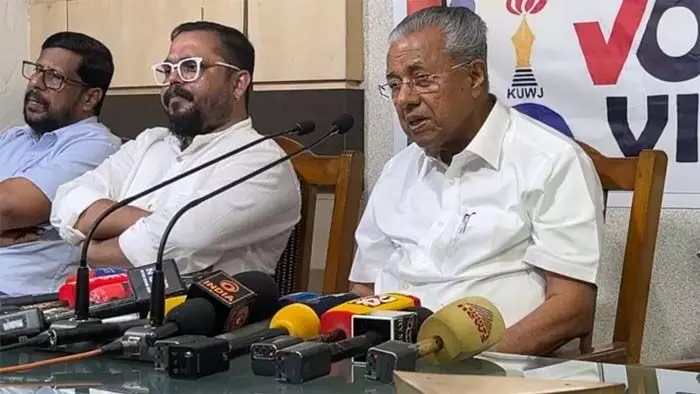 യുഡിഎഫിനുള്ള പ്രചാരണ മെറ്റീരിയലുകള് തയ്യാറാക്കുന്നതില് പോലും ജമാ അത്തെ ഇസ്ലാമി വലിയ സംഭാവന ചെയ്യുന്നു; ജമാ അത്തെ ഇസ്ലാമിയുടെ പിന്തുണ തേടി പോകേണ്ട ഗതികേട് ഞങ്ങള്ക്കുണ്ടായിട്ടില്ല; അവര്ക്ക് ഗുഡ് സര്ട്ടിഫിക്കറ്റ് കൊടുക്കാന് പലരും മത്സരിക്കുന്നുവെന്ന് പിണറായി വിജയന് യുഡിഎഫിനുള്ള പ്രചാരണ മെറ്റീരിയലുകള് തയ്യാറാക്കുന്നതില് പോലും ജമാ അത്തെ ഇസ്ലാമി വലിയ സംഭാവന ചെയ്യുന്നു; ജമാ അത്തെ ഇസ്ലാമിയുടെ പിന്തുണ തേടി പോകേണ്ട ഗതികേട് ഞങ്ങള്ക്കുണ്ടായിട്ടില്ല; അവര്ക്ക് ഗുഡ് സര്ട്ടിഫിക്കറ്റ് കൊടുക്കാന് പലരും മത്സരിക്കുന്നുവെന്ന് പിണറായി വിജയന്