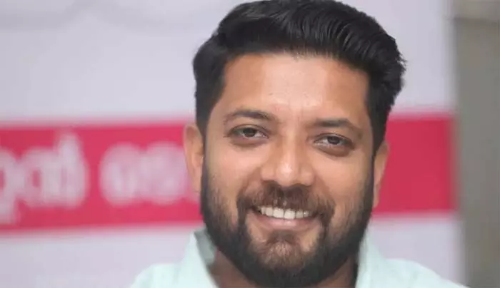 പുറത്താക്കിയ തീരുമാനം നിലവിലുണ്ട്; ബാക്കിയെല്ലാം നിയമപരമായ കാര്യങ്ങളാണ്; രാഹുല് മാങ്കൂട്ടത്തിലിനെ തിരിച്ചെടുക്കുമോ എന്ന് അധ്യക്ഷനാണ് തീരുമാനിക്കേണ്ടത്: തെരഞ്ഞെടുപ്പുല് ചര്ച്ച ചെയ്യേണ്ടത് സ്വര്ണ്ണക്കൊള്ളയെന്ന് ഷാഫി പറമ്പില് പുറത്താക്കിയ തീരുമാനം നിലവിലുണ്ട്; ബാക്കിയെല്ലാം നിയമപരമായ കാര്യങ്ങളാണ്; രാഹുല് മാങ്കൂട്ടത്തിലിനെ തിരിച്ചെടുക്കുമോ എന്ന് അധ്യക്ഷനാണ് തീരുമാനിക്കേണ്ടത്: തെരഞ്ഞെടുപ്പുല് ചര്ച്ച ചെയ്യേണ്ടത് സ്വര്ണ്ണക്കൊള്ളയെന്ന് ഷാഫി പറമ്പില്