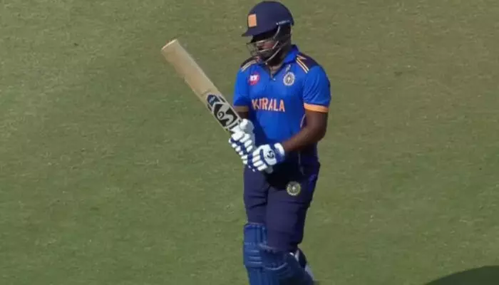 ബാറ്റിംഗ് ദുഷ്കരമായ പിച്ചില് സഞ്ജുവിന്റെ ഒറ്റയാള് പോരാട്ടം; 56 പന്തില് പുറത്താവാതെ 73 റണ്സ്; കേരളത്തിനെതിരെ ആന്ധ്രയ്ക്ക് 120 റണ്സ് വിജയലക്ഷ്യം ബാറ്റിംഗ് ദുഷ്കരമായ പിച്ചില് സഞ്ജുവിന്റെ ഒറ്റയാള് പോരാട്ടം; 56 പന്തില് പുറത്താവാതെ 73 റണ്സ്; കേരളത്തിനെതിരെ ആന്ധ്രയ്ക്ക് 120 റണ്സ് വിജയലക്ഷ്യം