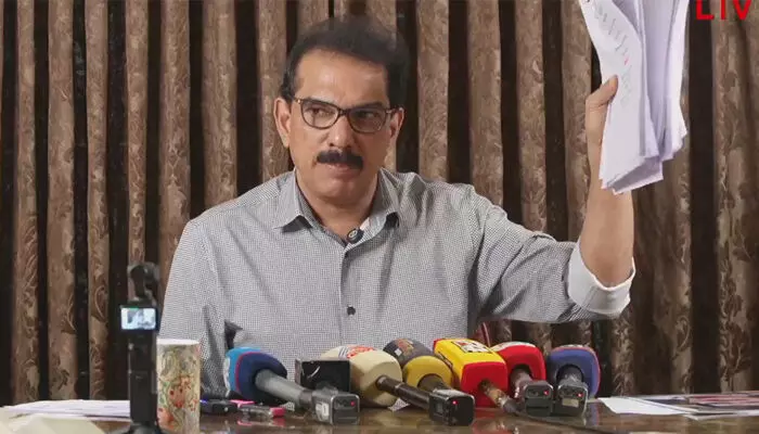 ട്വന്റി 20യോട് ഏറ്റുമുട്ടുന്നത് ഇടതുവലത് പാര്ട്ടികളുടെ കുറുവ സംഘം; തങ്ങളെ പേടിച്ച് സിപിഎമ്മും കോണ്ഗ്രസ്സും ഒന്നിച്ചു; ബെന്നി ബെഹനാനെ വെല്ലുവിളിച്ചാല് മറുപടി പറയുന്നത് ശ്രീനിജന്; 32 കോടിയുടെ ഫിക്സഡ് ഡെപ്പോസിറ്റ് രേഖകള് പുറത്ത് വിട്ട് സാബു ജേക്കബ്: 10 വര്ഷം കൊണ്ട് ട്വന്റി 20 ലാഭിച്ചത് 19% അധികമെന്നും പാര്ട്ടി അദ്ധ്യക്ഷന് ട്വന്റി 20യോട് ഏറ്റുമുട്ടുന്നത് ഇടതുവലത് പാര്ട്ടികളുടെ കുറുവ സംഘം; തങ്ങളെ പേടിച്ച് സിപിഎമ്മും കോണ്ഗ്രസ്സും ഒന്നിച്ചു; ബെന്നി ബെഹനാനെ വെല്ലുവിളിച്ചാല് മറുപടി പറയുന്നത് ശ്രീനിജന്; 32 കോടിയുടെ ഫിക്സഡ് ഡെപ്പോസിറ്റ് രേഖകള് പുറത്ത് വിട്ട് സാബു ജേക്കബ്: 10 വര്ഷം കൊണ്ട് ട്വന്റി 20 ലാഭിച്ചത് 19% അധികമെന്നും പാര്ട്ടി അദ്ധ്യക്ഷന്