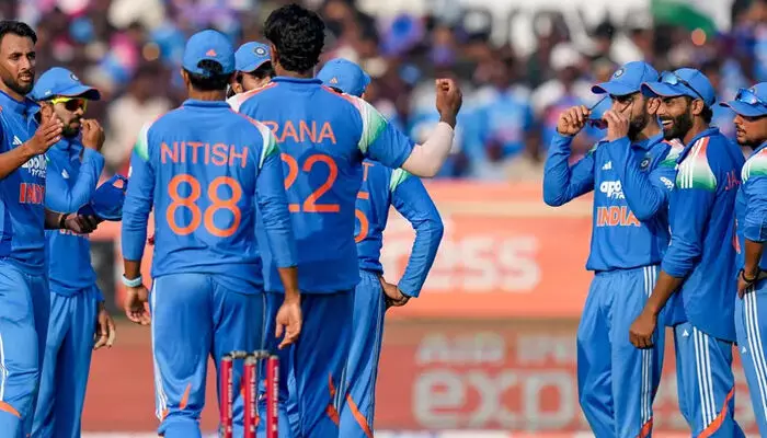 സെഞ്ചുറിയുമായി ഡിക്കോക്ക്; ബാവുമയ്ക്കൊപ്പം സെഞ്ചുറി കൂട്ടുകെട്ടും; ദക്ഷിണാഫ്രിക്കയുടെ മധ്യനിരയെ എറിഞ്ഞിട്ട് പ്രസിദ്ധ് കൃഷ്ണ; കറക്കി വീഴ്ത്തി കുല്ദീപും; ഇരുവര്ക്കും നാലു വിക്കറ്റ്; ഇന്ത്യക്ക് 271 റണ്സ് വിജയലക്ഷ്യം സെഞ്ചുറിയുമായി ഡിക്കോക്ക്; ബാവുമയ്ക്കൊപ്പം സെഞ്ചുറി കൂട്ടുകെട്ടും; ദക്ഷിണാഫ്രിക്കയുടെ മധ്യനിരയെ എറിഞ്ഞിട്ട് പ്രസിദ്ധ് കൃഷ്ണ; കറക്കി വീഴ്ത്തി കുല്ദീപും; ഇരുവര്ക്കും നാലു വിക്കറ്റ്; ഇന്ത്യക്ക് 271 റണ്സ് വിജയലക്ഷ്യം