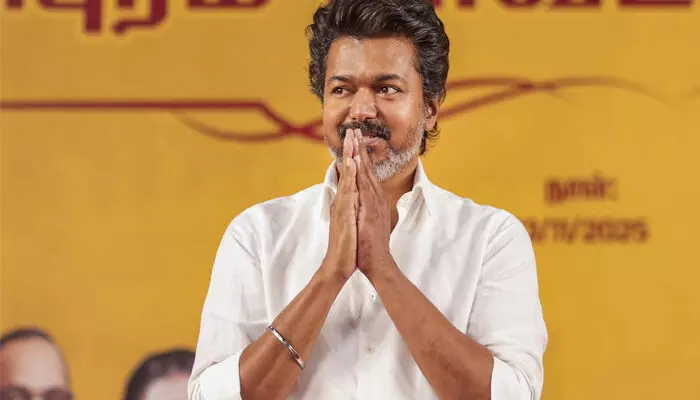 എത്തുന്ന സമയം കൃത്യമായി അറിയിക്കണം...! പുതുച്ചേരിയിലെ പഴയ തുറമുഖത്തിന് സമീപം വീണ്ടും എൻട്രി കൊടുക്കാൻ ജനനായകൻ; സുരക്ഷാ മുൻകരുതലുകൾ പാലിക്കണം; കൂടെ മറ്റൊരു മുന്നറിയിപ്പും എത്തുന്ന സമയം കൃത്യമായി അറിയിക്കണം...! പുതുച്ചേരിയിലെ പഴയ തുറമുഖത്തിന് സമീപം വീണ്ടും എൻട്രി കൊടുക്കാൻ ജനനായകൻ; സുരക്ഷാ മുൻകരുതലുകൾ പാലിക്കണം; കൂടെ മറ്റൊരു മുന്നറിയിപ്പും