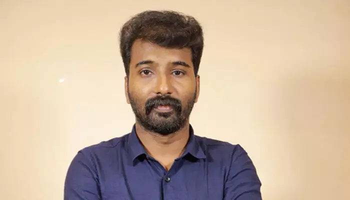 റിപ്പോര്‍ട്ടര്‍ ചാനല്‍ ജീവനക്കാരന്‍ മരിച്ച നിലയില്‍; മൃതദേഹം കണ്ടെത്തിയത് കിന്‍ഫ്ര പാര്‍ക്കിന് സമീപത്തെ തടാകത്തില്‍; മരണമടഞ്ഞത് തിരുവനന്തപുരം സ്വദേശി ഷാലു; ആത്മത്യയെന്ന് പ്രാഥമിക നിഗമനം; അമ്മാ, അച്ഛാ മാപ്പ് എന്ന് എഴുതിയ കുറിപ്പ് കണ്ടെത്തി