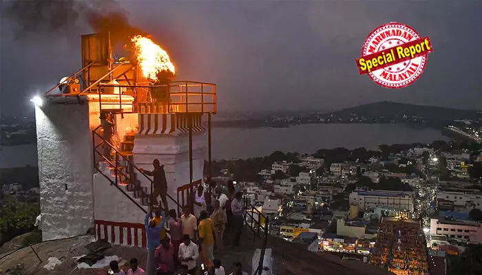 ദര്ഗയുള്ളതിനാല് കാര്ത്തിക ദീപം തെളിയിക്കാനാവില്ല; മുരുകന് മലയുടെ പേര് സിക്കന്ദര് മല എന്നാക്കണമെന്നും ആവശ്യം; ഹൈക്കോടതിയുടെ ഉത്തരവ് നടപ്പാക്കുന്നില്ലെന്ന് വിശ്വാസികള്; മധുരയില് ഹിന്ദു-മുസ്ലീം സംഘര്ഷ ഭീതിയെന്ന് സര്ക്കാര്; തിരുപ്പരന്കുണ്ഡ്രം വിവാദം സുപ്രീംകോടതിയിലേക്ക് ദര്ഗയുള്ളതിനാല് കാര്ത്തിക ദീപം തെളിയിക്കാനാവില്ല; മുരുകന് മലയുടെ പേര് സിക്കന്ദര് മല എന്നാക്കണമെന്നും ആവശ്യം; ഹൈക്കോടതിയുടെ ഉത്തരവ് നടപ്പാക്കുന്നില്ലെന്ന് വിശ്വാസികള്; മധുരയില് ഹിന്ദു-മുസ്ലീം സംഘര്ഷ ഭീതിയെന്ന് സര്ക്കാര്; തിരുപ്പരന്കുണ്ഡ്രം വിവാദം സുപ്രീംകോടതിയിലേക്ക്