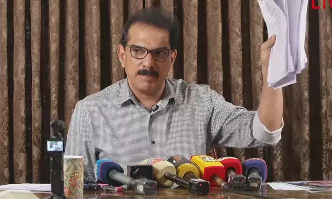 ട്വന്റി 20യോട് ഏറ്റുമുട്ടുന്നത് ഇടതുവലത് പാര്ട്ടികളുടെ കുറുവ സംഘം; തങ്ങളെ പേടിച്ച് സിപിഎമ്മും കോണ്ഗ്രസ്സും ഒന്നിച്ചു; ബെന്നി ബെഹനാനെ വെല്ലുവിളിച്ചാല് മറുപടി പറയുന്നത് ശ്രീനിജന്; 32 കോടിയുടെ ഫിക്സഡ് ഡെപ്പോസിറ്റ് രേഖകള് പുറത്ത് വിട്ട് സാബു ജേക്കബ്: 10 വര്ഷം കൊണ്ട് ട്വന്റി 20 ലാഭിച്ചത് 19% അധികമെന്നും പാര്ട്ടി അദ്ധ്യക്ഷന് ട്വന്റി 20യോട് ഏറ്റുമുട്ടുന്നത് ഇടതുവലത് പാര്ട്ടികളുടെ കുറുവ സംഘം; തങ്ങളെ പേടിച്ച് സിപിഎമ്മും കോണ്ഗ്രസ്സും ഒന്നിച്ചു; ബെന്നി ബെഹനാനെ വെല്ലുവിളിച്ചാല് മറുപടി പറയുന്നത് ശ്രീനിജന്; 32 കോടിയുടെ ഫിക്സഡ് ഡെപ്പോസിറ്റ് രേഖകള് പുറത്ത് വിട്ട് സാബു ജേക്കബ്: 10 വര്ഷം കൊണ്ട് ട്വന്റി 20 ലാഭിച്ചത് 19% അധികമെന്നും പാര്ട്ടി അദ്ധ്യക്ഷന്