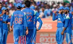 സെഞ്ചുറിയുമായി ഡിക്കോക്ക്;  ബാവുമയ്‌ക്കൊപ്പം സെഞ്ചുറി കൂട്ടുകെട്ടും; ദക്ഷിണാഫ്രിക്കയുടെ മധ്യനിരയെ എറിഞ്ഞിട്ട് പ്രസിദ്ധ് കൃഷ്ണ; കറക്കി വീഴ്ത്തി കുല്‍ദീപും; ഇരുവര്‍ക്കും നാലു വിക്കറ്റ്; ഇന്ത്യക്ക് 271 റണ്‍സ് വിജയലക്ഷ്യം