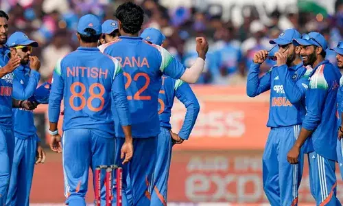 സെഞ്ചുറിയുമായി ഡിക്കോക്ക്;  ബാവുമയ്‌ക്കൊപ്പം സെഞ്ചുറി കൂട്ടുകെട്ടും; ദക്ഷിണാഫ്രിക്കയുടെ മധ്യനിരയെ എറിഞ്ഞിട്ട് പ്രസിദ്ധ് കൃഷ്ണ; കറക്കി വീഴ്ത്തി കുല്‍ദീപും; ഇരുവര്‍ക്കും നാലു വിക്കറ്റ്; ഇന്ത്യക്ക് 271 റണ്‍സ് വിജയലക്ഷ്യം