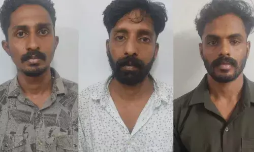 വീട്ടുമുറ്റത്ത് നിര്‍ത്തിയിട്ട കാര്‍ പെട്രോളൊഴിച്ച് കത്തിച്ച കേസില്‍ മൂന്ന് യുവാക്കള്‍ അറസ്റ്റില്‍