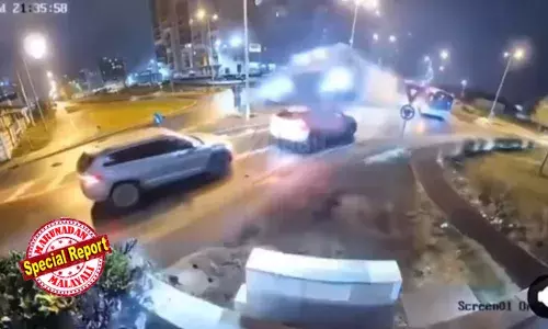 ആകാശത്തേക്ക് റോക്കറ്റ് പോലെ കുതിച്ചുയര്‍ന്ന് രണ്ടുകാറുകള്‍ക്ക് മീതേ പാഞ്ഞ് മെഴ്‌സിഡസിന്റെ സ്റ്റണ്ട്; ഇരുമ്പ്   പോസ്റ്റിലിടിച്ച് തകര്‍ന്നത് പെട്രോള്‍ പമ്പിന്റെ തൊട്ടടുത്ത്; വന്‍ ദുരന്തം ഒഴിവായത് തലനാരിഴയ്ക്ക്; അദ്ഭുതകരമായി രക്ഷപ്പെട്ട് ഡ്രൈവര്‍; അപകടത്തിന് കാരണം ഇങ്ങനെ