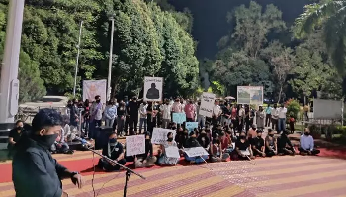 തേസ്പൂർ സർവകലാശാല വൈസ് ചാൻസലർക്കെതിരായ സാമ്പത്തിക ക്രമക്കേട് ആരോപണം; കേന്ദ്ര സംഘത്തെ തടഞ്ഞു; പ്രതിഷേധം ശക്തമാക്കി വിദ്യാർഥികളും ജീവനക്കാരും തേസ്പൂർ സർവകലാശാല വൈസ് ചാൻസലർക്കെതിരായ സാമ്പത്തിക ക്രമക്കേട് ആരോപണം; കേന്ദ്ര സംഘത്തെ തടഞ്ഞു; പ്രതിഷേധം ശക്തമാക്കി വിദ്യാർഥികളും ജീവനക്കാരും