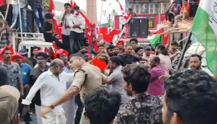 പോത്തന്കോട് കലാശക്കൊട്ടിനിടെ എല്ഡിഎഫ് - യുഡിഎഫ് സംഘര്ഷം; പൊലീസ് ഇടപെട്ട് പരിഹരിച്ചു പോത്തന്കോട് കലാശക്കൊട്ടിനിടെ എല്ഡിഎഫ് - യുഡിഎഫ് സംഘര്ഷം; പൊലീസ് ഇടപെട്ട് പരിഹരിച്ചു