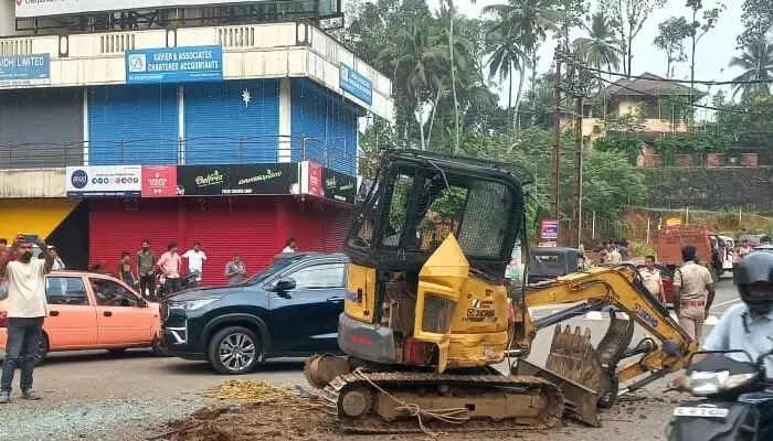 ലോറിയില് കൊണ്ടുപോകുകയായിരുന്ന ഹിറ്റാച്ചി താഴെവീണ് അപകടം; ഓട്ടോ ഡ്രൈവര്ക്ക് പരിക്കേറ്റു ലോറിയില് കൊണ്ടുപോകുകയായിരുന്ന ഹിറ്റാച്ചി താഴെവീണ് അപകടം; ഓട്ടോ ഡ്രൈവര്ക്ക് പരിക്കേറ്റു