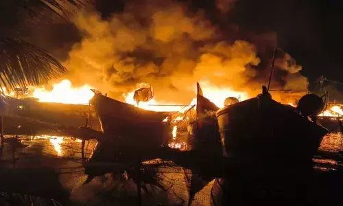 കൊല്ലം കുരീപ്പുഴയില്‍ വന്‍ അഗ്നിബാധ; കായലില്‍ കെട്ടിയിട്ടിരുന്ന 15ഓളം ബോട്ടുകളും ചീനവലകളും കത്തി നശിച്ചു; അപകടം ഉണ്ടാത് ഇന്ന് പുലര്‍ച്ചെ