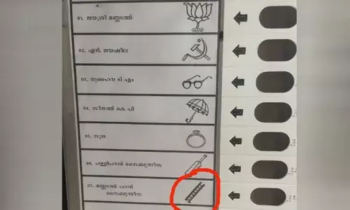 കോഴിക്കോട് വോട്ടിംഗ് മെഷീനില്‍ മുസ്ലിം ലീഗിന്റെ ഏണി ചിഹ്നം ചെറുതായി; ഏണി ചിഹ്നത്തിന് സമാനമായി ക്രിക്കറ്റ് ബാറ്റ് ചെരിച്ച് വെച്ച ചിത്രവും; തിരഞ്ഞെടുപ്പ് കമ്മീഷന് പരാതി നല്‍കി യുഡിഎഫ്