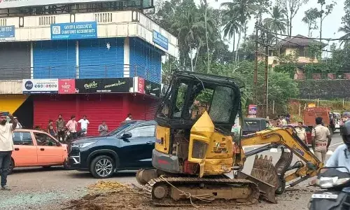ലോറിയില്‍ കൊണ്ടുപോകുകയായിരുന്ന ഹിറ്റാച്ചി താഴെവീണ് അപകടം;  ഓട്ടോ ഡ്രൈവര്‍ക്ക് പരിക്കേറ്റു