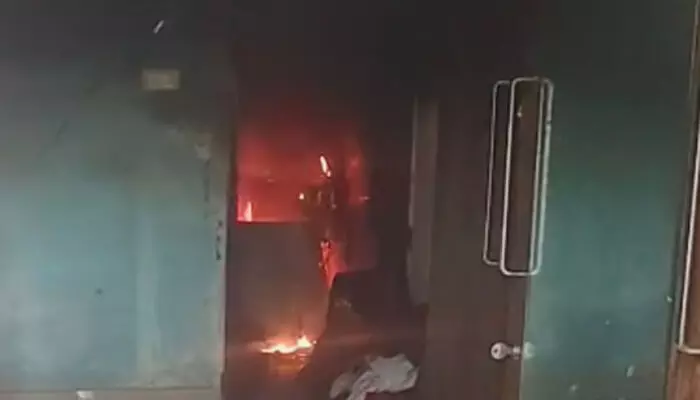 തുണി കഴുകുന്നതിനിടെ അസാധാരണ പുക ശ്രദ്ധിച്ചു; നിമിഷ നേരം കൊണ്ട് കണ്ടത് തീഗോളം; വാങ്ങിയിട്ട് വെറും ഒരു വർഷമായ വാഷിംഗ് മെഷിൻ തീപിടിച്ചു; വീട്ടുകാർ രക്ഷപെട്ടത് ഭാഗ്യം കൊണ്ട്