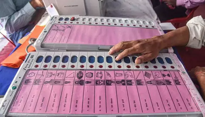 തദ്ദേശ തിരഞ്ഞെടുപ്പ്: വോട്ട് ചെയ്യാന്‍ തിരിച്ചറിയല്‍ രേഖ കരുതണം; രാവിലെ 7 മുതല്‍ വൈകിട്ട് 6 വരെ വോട്ടെടുപ്പ്; വൈകുന്നേരം 6 വരെ പോളിംഗ് സ്റ്റേഷനില്‍ വോട്ട് ചെയ്യാനെത്തിയ മുഴുവന്‍ പേര്‍ക്കും വോട്ട് ചെയ്യാന്‍ അവസരം; നോട്ടയും വിവിപാറ്റും ഇല്ലെന്ന് സംസ്ഥാന തിരഞ്ഞെടുപ്പ് കമ്മീഷന്‍