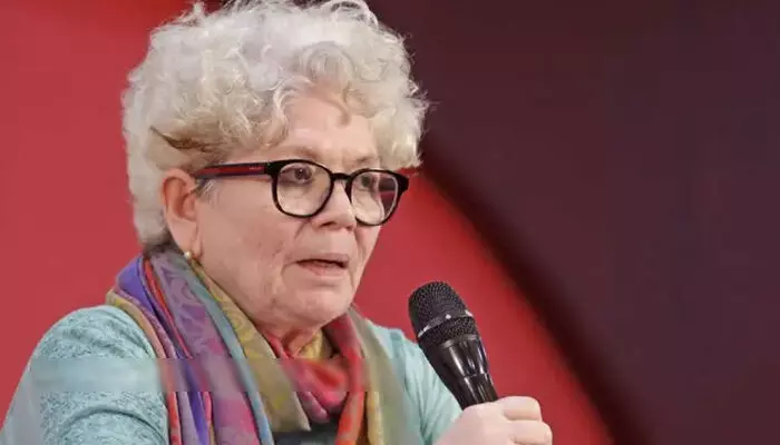 ആ പെണ്കുട്ടി അവന്റെ മോന്തക്ക് ചവിട്ടിയ നിമിഷമുണ്ടല്ലോ, ആ നിമിഷം ജയിച്ചതാണവള്; വിധിവന്നിട്ടും അവന്റെ മുഖം പഴയപോലെ അയിട്ടില്ല; കോടതിവിധി തള്ളിക്കളയുന്നുവെന്ന് സാറാ ജോസഫ് ആ പെണ്കുട്ടി അവന്റെ മോന്തക്ക് ചവിട്ടിയ നിമിഷമുണ്ടല്ലോ, ആ നിമിഷം ജയിച്ചതാണവള്; വിധിവന്നിട്ടും അവന്റെ മുഖം പഴയപോലെ അയിട്ടില്ല; കോടതിവിധി തള്ളിക്കളയുന്നുവെന്ന് സാറാ ജോസഫ്