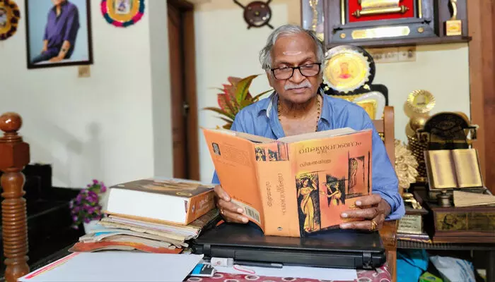 സത്യം, നീതി, നന്മ, എല്ലാം മഹദ്വചനങ്ങളിൽ ഉറങ്ങുന്നു; ഇന്ന് ഈ ഭൂമിയിൽ എന്താണ് വിലയ്ക്കു വാങ്ങാനാവാത്തത്?; ദിലീപിന് അനുകൂലമായ കോടതി വിധിയെ പരോക്ഷമായി വിമർശിച്ച് ശ്രീകുമാരൻ തമ്പി സത്യം, നീതി, നന്മ, എല്ലാം മഹദ്വചനങ്ങളിൽ ഉറങ്ങുന്നു; ഇന്ന് ഈ ഭൂമിയിൽ എന്താണ് വിലയ്ക്കു വാങ്ങാനാവാത്തത്?; ദിലീപിന് അനുകൂലമായ കോടതി വിധിയെ പരോക്ഷമായി വിമർശിച്ച് ശ്രീകുമാരൻ തമ്പി