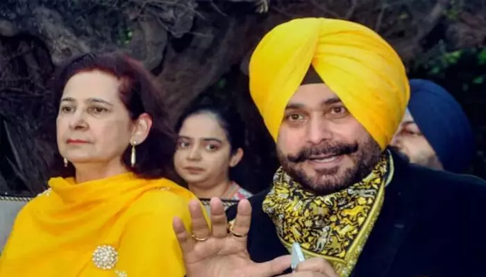 500 കോടി രൂപ കൈവശമുള്ളവര്‍ക്കേ മുഖ്യമന്ത്രിയാകാന്‍ കഴിയൂ; പഞ്ചാബില്‍ കോണ്‍ഗ്രസിനെ പ്രതിരോധത്തിലാക്കി നവ്‌ജ്യോത് സിങ് സിദ്ദുവിന്റെ ഭാര്യ; നവ്‌ജ്യോത് കൗര്‍ സിദ്ദുവിനെ സസ്‌പെന്‍ഡ് ചെയ്ത് പാര്‍ട്ടി നേതൃത്വം