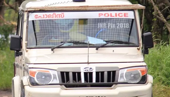 തിരഞ്ഞെടുപ്പ് ഡ്യൂട്ടിക്ക് പോയ പോലീസ് ഉദ്യോഗസ്ഥന് പാമ്പുകടിയേറ്റു